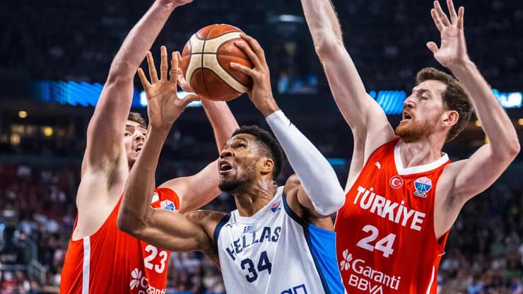 שחקן נבחרת יוון יאניס אנדטוקומבו מול שחקן נבחרת טורקיה ארג'ן אוסמני