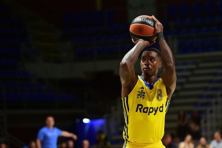 שחקן מכבי ת"א לוני ווקר