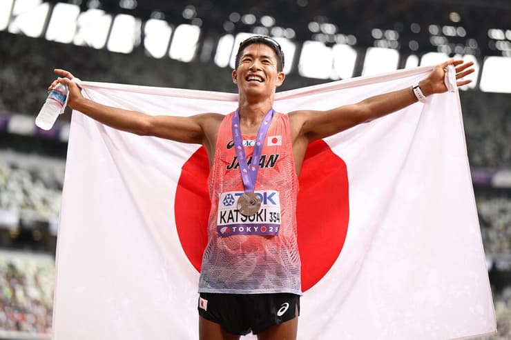 חוגג עם האוהדים והדגל. קאצוקי (צילום: Hannah Peters/Getty Images) הייאטו קאצוקי