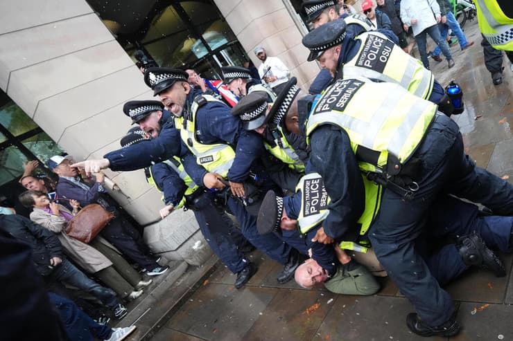 לונדון הפגנה מחאת ענק לאחד את הממלכה בריטניה ימין נגד מהגרים