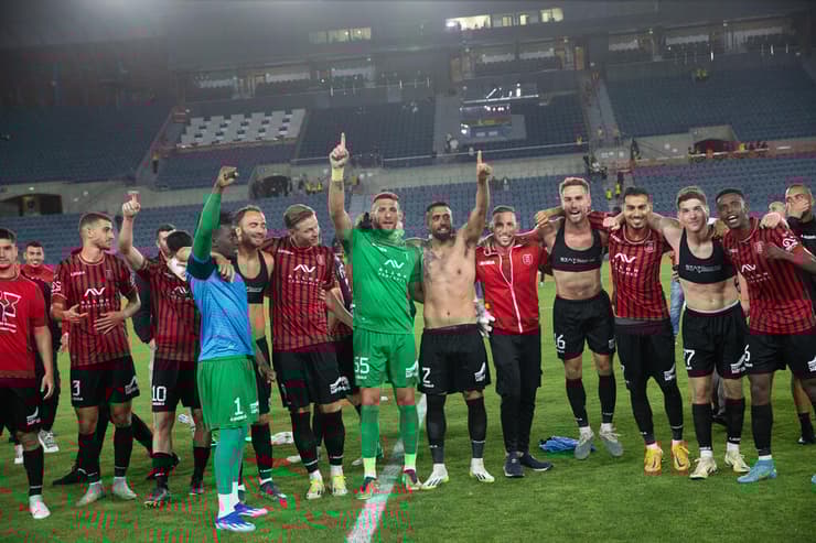 "הוא מייצר רובוטים". שחקני הפועל ירושלים (צילום: אלכס קולמויסקי) שחקני הפועל ירושלים