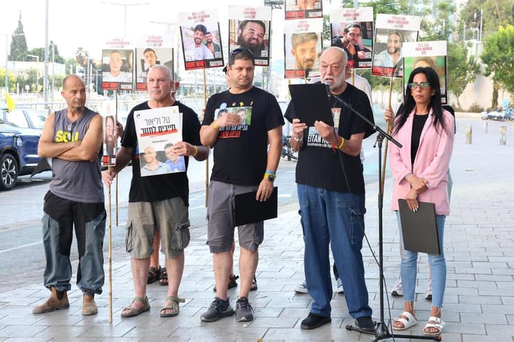 אביו של איתן לרה"מ: "ילדיך היו נמקים 700 יום במנהרות?" (צילום: דנה קופל) הצהרת משפחות החטופים בשער בגין
