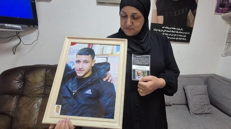 האם עם תמונת בנה, מוחמד סוהילה עדס, אימו של מוחמד ז"ל שנרצח ליד תחנת המשטרה בג'לג'וליה