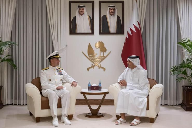 מוחמד בן עבד א-רחמן אל ת'אני ובראד קופר