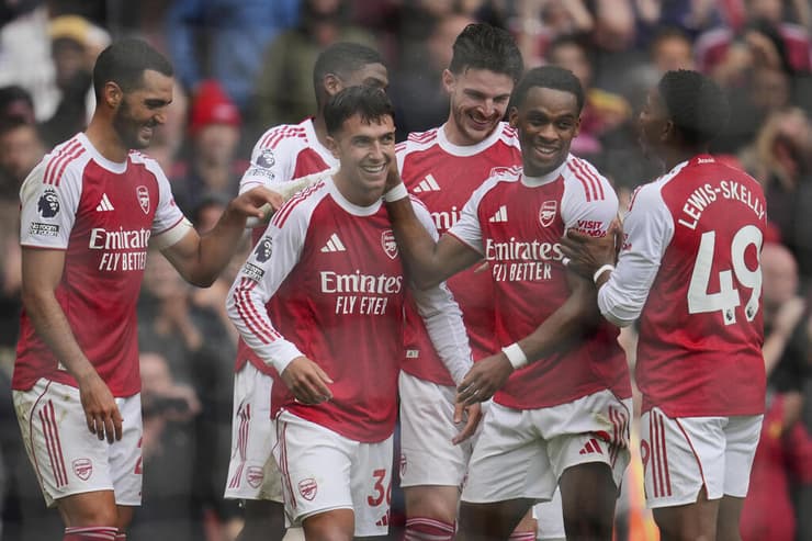 סובימנדי חוגג עם החברים (צילום: AP Photo/Kin Cheung) מרטין סובימנדי