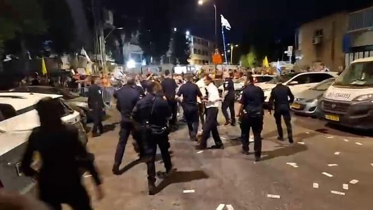 הפגנה מחוץ להרמת הכוסית של שרי הליכוד בפתח תקווה