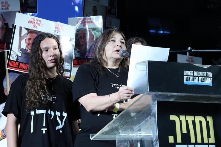 דלית אורון בעצרת בכיכר החטופים