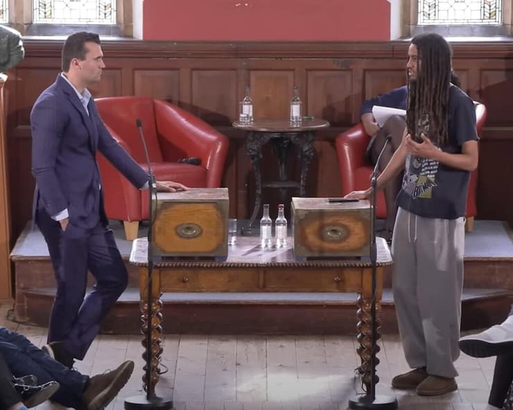 ג'ורג' אברוניה הנשיא הנבחר של תא הסטודנטים היוקרתי של אוקספורד  Oxford Union באירוע דיביט עם צ'רלי קירק שאירח התא במאי 2025