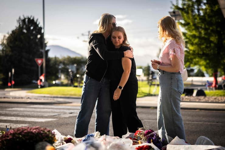 אירוע לזכר צ'רלי קירק מחוץ לאוניברסיטת יוטה ואלי שבה נרצח ארה"ב