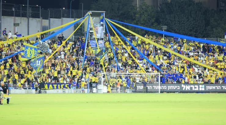 התפאורה של קהל אוהדי מכבי תל אביב (חג'אג' רחאל) התפאורה של קהל אוהדי מכבי תל אביב