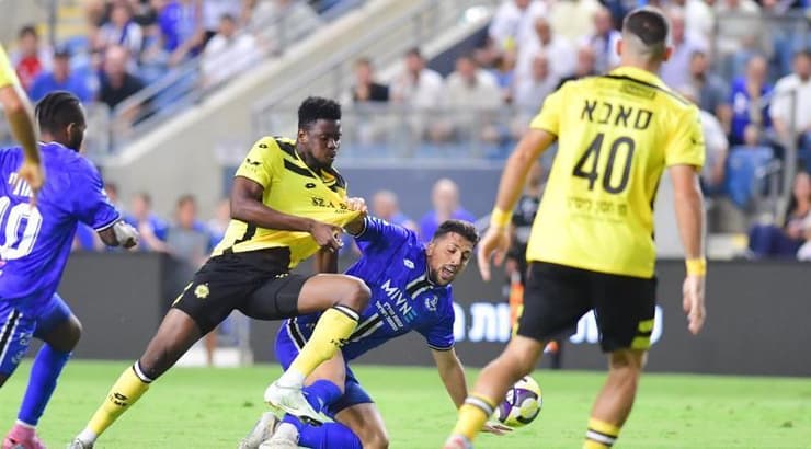 עזיז אאוטרה מתקל את שביט מזל (חגי מיכאלי) עזיז אאוטרה מתקל את שביט מזל