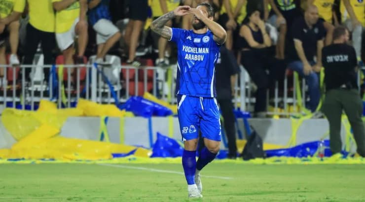 סטניסלב בילנקי מביע אהבה לקהל אחרי השער שכבש (חג'אג' רחאל) סטניסלב בילנקי מביע אהבה לקהל אחרי השער שכבש