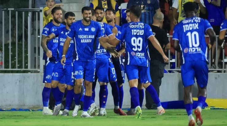 שחקני עירוני טבריה חוגגים יתרון מפתיע (חג'אג' רחאל) שחקני עירוני טבריה חוגגים יתרון מפתיע