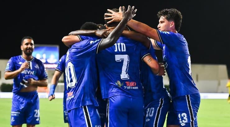 שחקני הפועל פתח תקווה בטירוף עם ג'יימס אדניי (חגי מיכאלי) שחקני הפועל פתח תקווה בטירוף עם ג'יימס אדניי