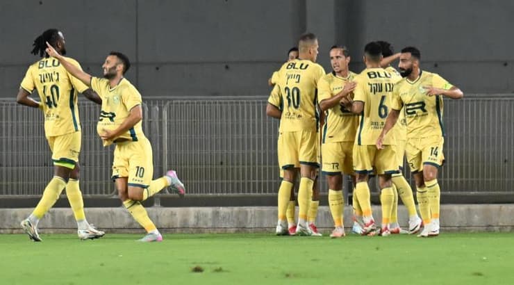 שחקני בני ריינה חוגגים (ראובן שוורץ) שחקני בני ריינה חוגגים