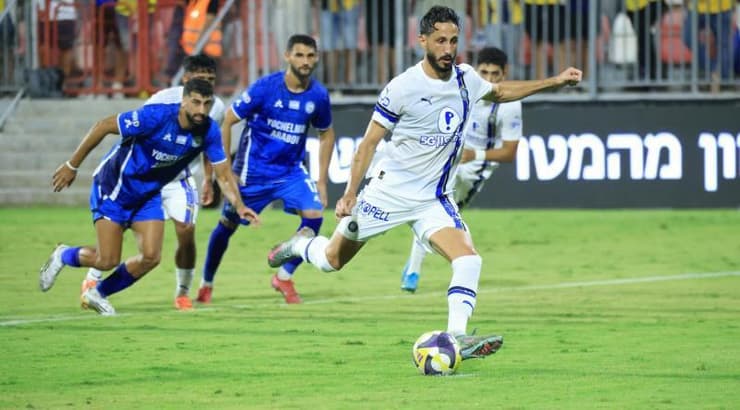 שגיב יחזקאל בועט את הפנדל (חג'אג' רחאל) שגיב יחזקאל בועט את הפנדל