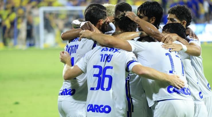 שחקני מכבי תל אביב חוגגים את המהפך (חג'אג' רחאל) שחקני מכבי תל אביב חוגגים את המהפך