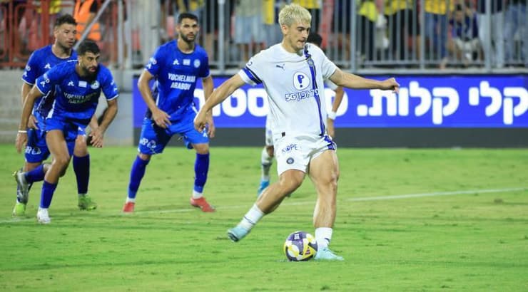 יון ניקולאסקו בועט מהנקודה הלבנה (חג'אג' רחאל) יון ניקולאסקו בועט מהנקודה הלבנה