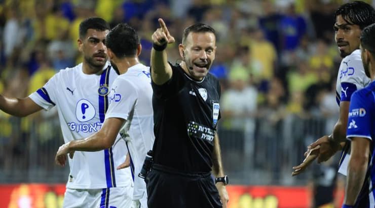 אוראל גרינפלד מצביע על הנקודה הלבנה (חג'אג' רחאל) אוראל גרינפלד מצביע על הנקודה הלבנה