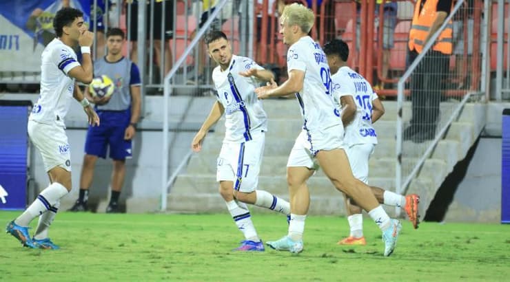 יון ניקולאסקו מקבל מחמאות מחבריו לקבוצה (חג'אג' רחאל) יון ניקולאסקו מקבל מחמאות מחבריו לקבוצה