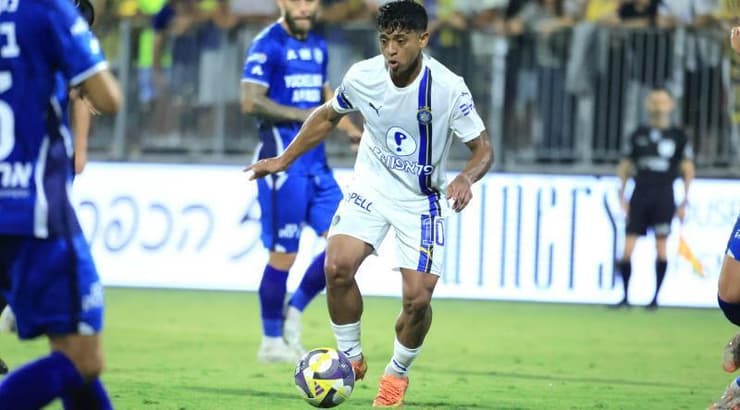 קרווין אנדרדה עם ניצוצות ראשונים במדי מכבי תל אביב (חג'אג' רחאל) קרווין אנדרדה עם ניצוצות ראשונים במדי מכבי תל אביב