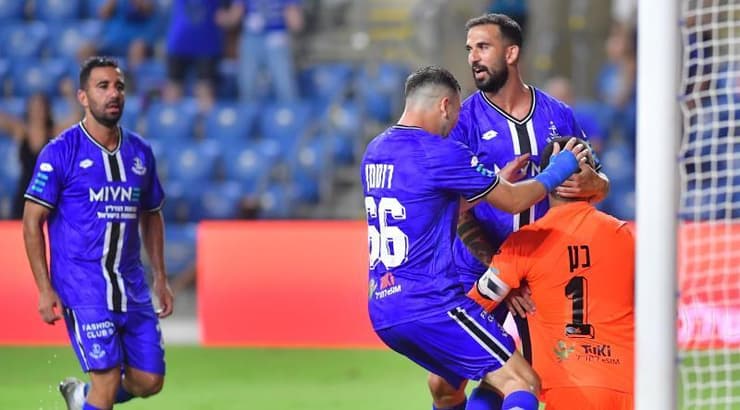 שחקני הפועל פתח תקווה בטירוף עם עומר כץ (חגי מיכאלי) שחקני הפועל פתח תקווה בטירוף עם עומר כץ