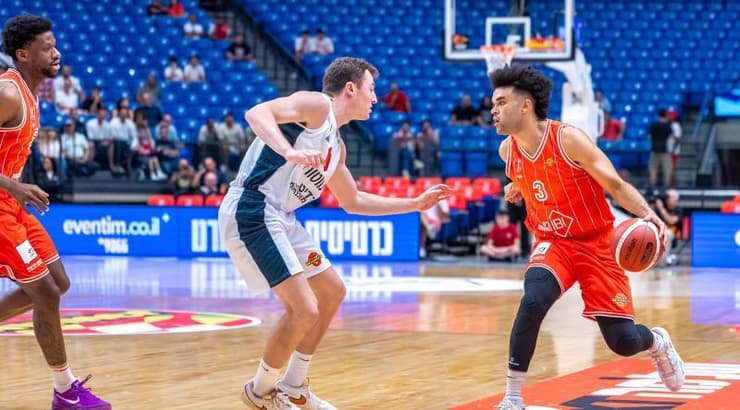 אלייז'ה בראיינט עם הכדור (רועי כפיר) אלייז'ה בראיינט עם הכדור