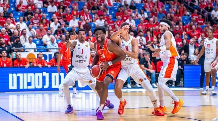 דן אוטורו עולה לסל (רועי כפיר) דן אוטורו עולה לסל