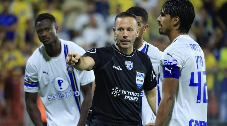 אוראל גרינפלד מסמן בפעם השלישית על הנקודה הלבנה (חג'אג' רחאל) אוראל גרינפלד מסמן בפעם השלישית על הנקודה הלבנה