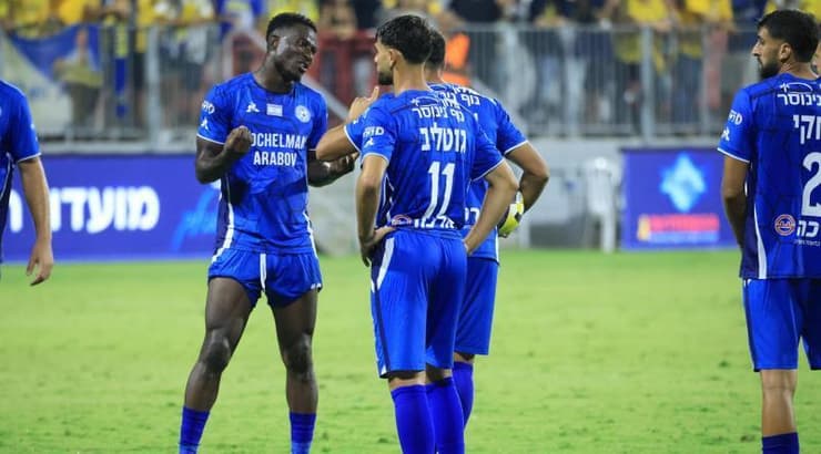 שחקני עירוני טבריה מתוסכלים. שלושה פנדלים נשרקו נגדם (חג'אג' רחאל) שחקני עירוני טבריה מתוסכלים. שלושה פנדלים נשרקו נגדם