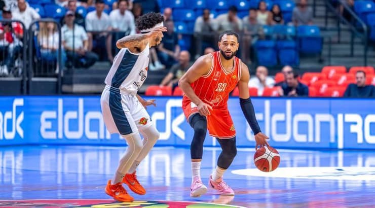 טיילר אניס עם הכדור (רועי כפיר) טיילר אניס עם הכדור