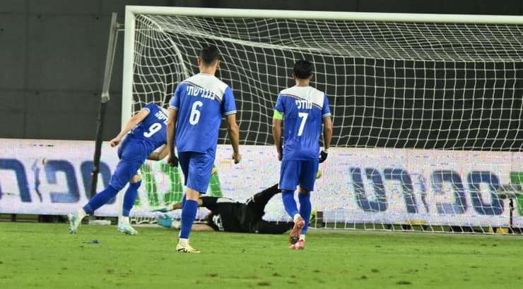 גד עמוס נכנע מול אדריאן אוגריסה (ראובן שוורץ) גד עמוס נכנע מול אדריאן אוגריסה