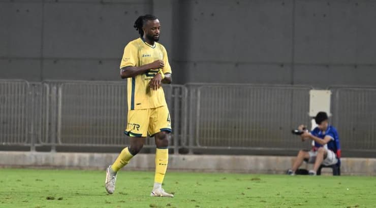 ג'וניור פיוס בדרך לחדר ההלבשה (ראובן שוורץ) ג'וניור פיוס בדרך לחדר ההלבשה