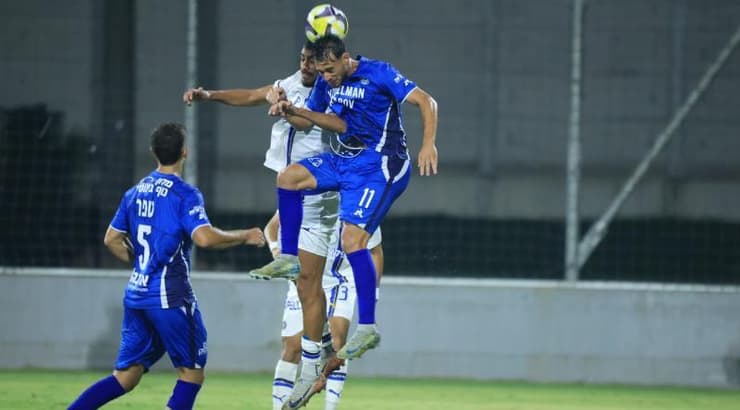 ניב גוטליב ורז שלמה במאבק אווירי על הכדור (חג'אג' רחאל) ניב גוטליב ורז שלמה במאבק אווירי על הכדור