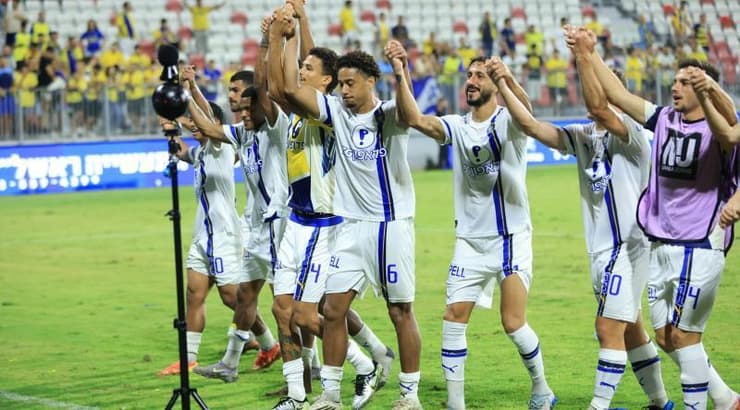 שחקני מכבי תל אביב חוגגים עם הקהל (חג'אג' רחאל) שחקני מכבי תל אביב חוגגים עם הקהל