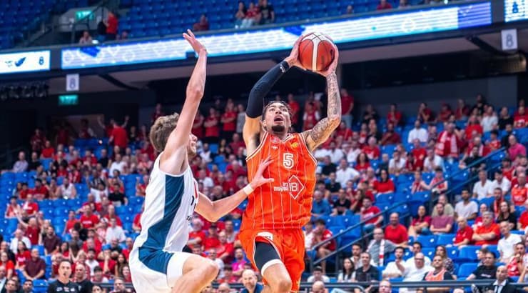 סנדי כהן עולה לזריקה (רועי כפיר) סנדי כהן עולה לזריקה