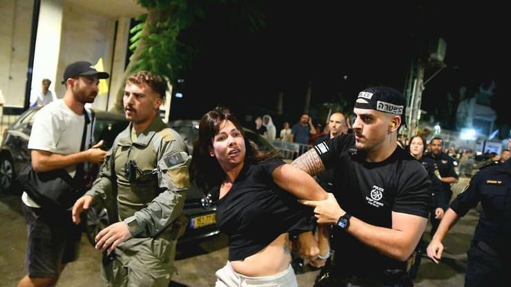 מעצרים אלימים בפתח תקווה 