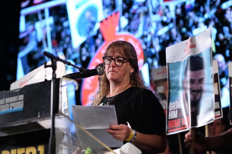 מכבית מאייר בעצרת בכיכר החטופים