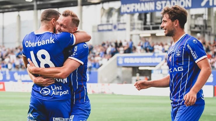 וייסמן (עם הגב) חוגג עם החברים