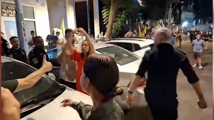 הפגנה מחוץ להרמת הכוסית של שרי הליכוד בפתח תקווה