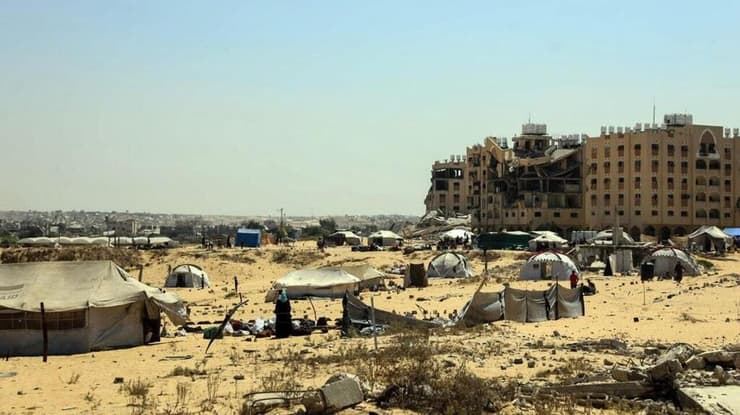 האוהלים שהקימו העקורים בחאן יונס עקורים שהגיעו מהעיר עזה מקימים אוהלים בשכונת חמד בצפון חאן יונס