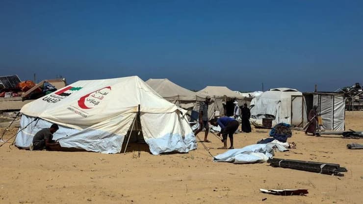 עקורים שהגיעו מהעיר עזה מקימים אוהלים בשכונת חמד בצפון חאן יונס