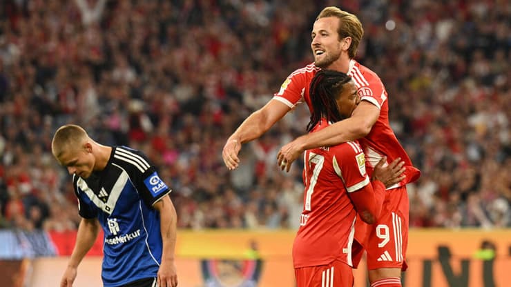 בקלות. קיין חוגג עם מייקל אוליסה (צילום: REUTERS/Angelika Warmuth) הארי קיין חוגג עם מייקל אוליסה