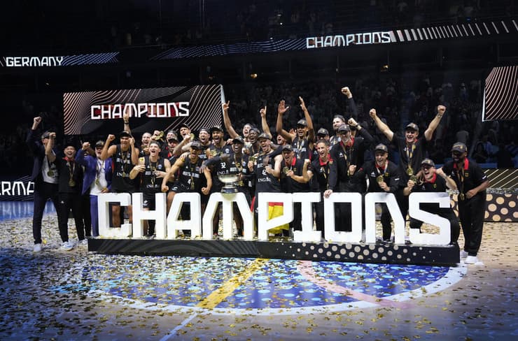 אימפריה. נבחרת גרמניה והגביע (צילום: REUTERS/Ints Kalnins) נבחרת גרמניה