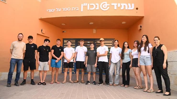 תלמידי המגמה החדשה לאיסוף מידע ומחקר מודיעיני בתיכון "עתיד" בכפר אורנים (צילום: יאיר שגיא) תלמידים של מגמה חדשה - מגמת איסוף מידע ומחקר מודיעיני בבית הספר תיכון עתיד באורנים