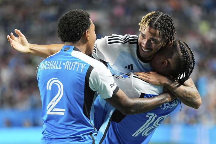 עידן טוקלומטי חוגג עם המגן ג'אקילה מרשל-ראטי (2) והחלוץ קרווין ורגאס (18) 