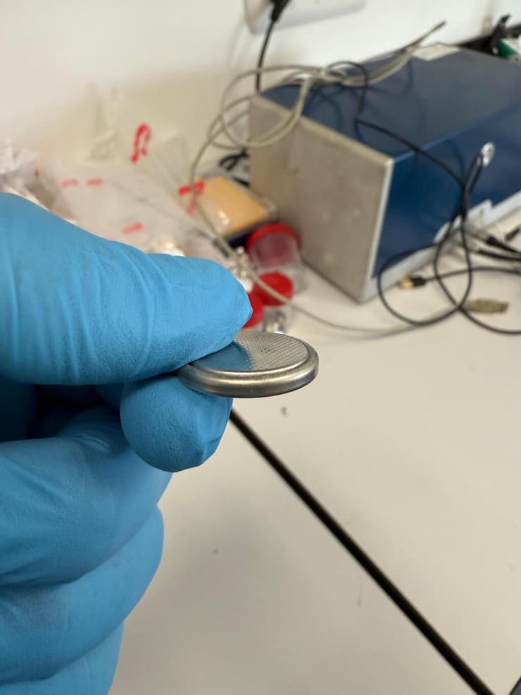 תא כפתור המכיל סוללת סודיום מימית (צילום: באדיבות אוניברסיטת אריאל) תא כפתור המכיל סוללת סודיום מימית