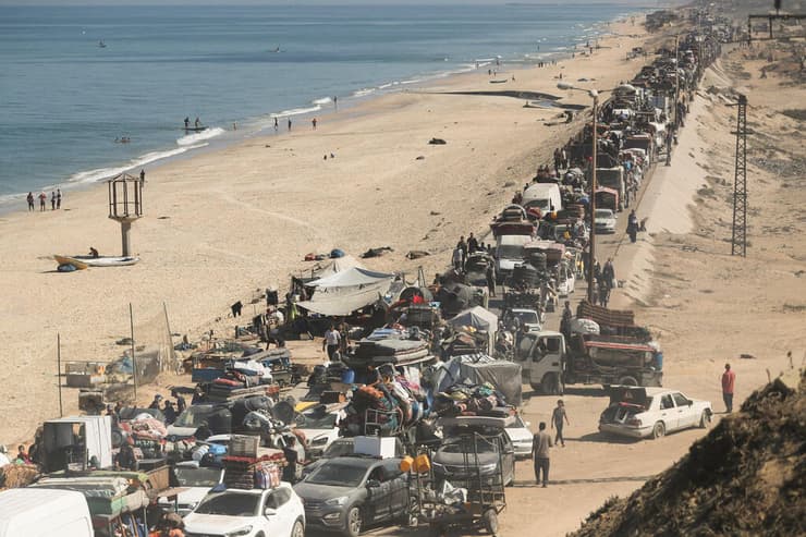 עקורים מתפנים לכיוון דרום עזה