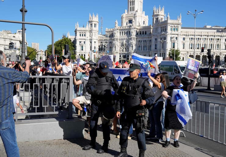 והייתה גם הפגנה של תומכי ישראל (צילום: Paul Hanna / AFP) הפגנה של תומכי ישראל