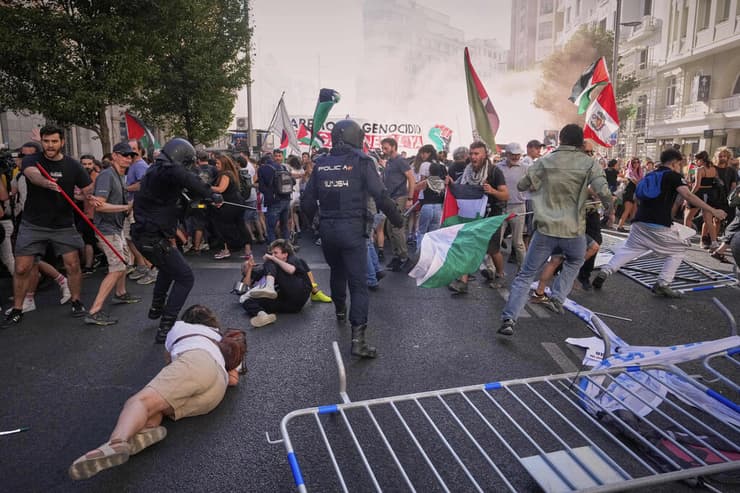 שוטרים מנסים לפנות את המפגינים